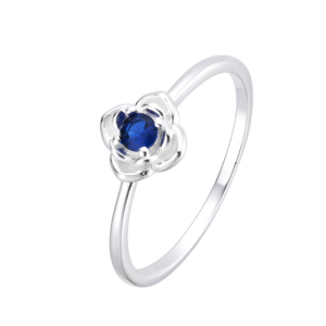Anillo de flor blanca con zafiro